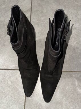 Gucci Suede Black Pointed Toe Ankle Boots with Side Buckle